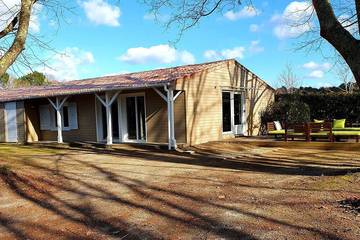 Gîte pour 4 personnes, avec terrasse ainsi que jardin et jacuzzi à Saint-Vincent-de-Tyrosse