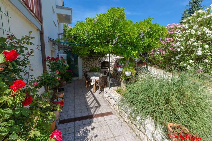 Ganze Wohnung, Hundefreundliches Apartment nur 500 Meter zum Strand mit mediterraner Terrasse in Crikvenica, Primorje-Gorski Kotar