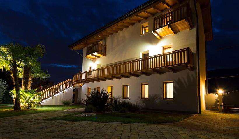Gîte pour 6 personnes, avec Balcon et Terrasse ainsi que Jardin et Bassin pour enfant à Polcenigo