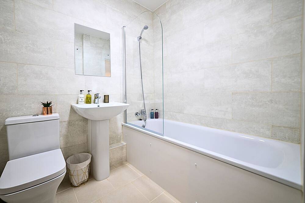 Entire apartment, Heathrow Clean 2 Bed Apartment Perfect for 6 Plus Parking in Spelthorne, Surrey