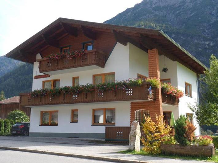 Ferienwohnung für 7 Personen, mit Balkon und Terrasse sowie Garten und Ausblick in Holzgau