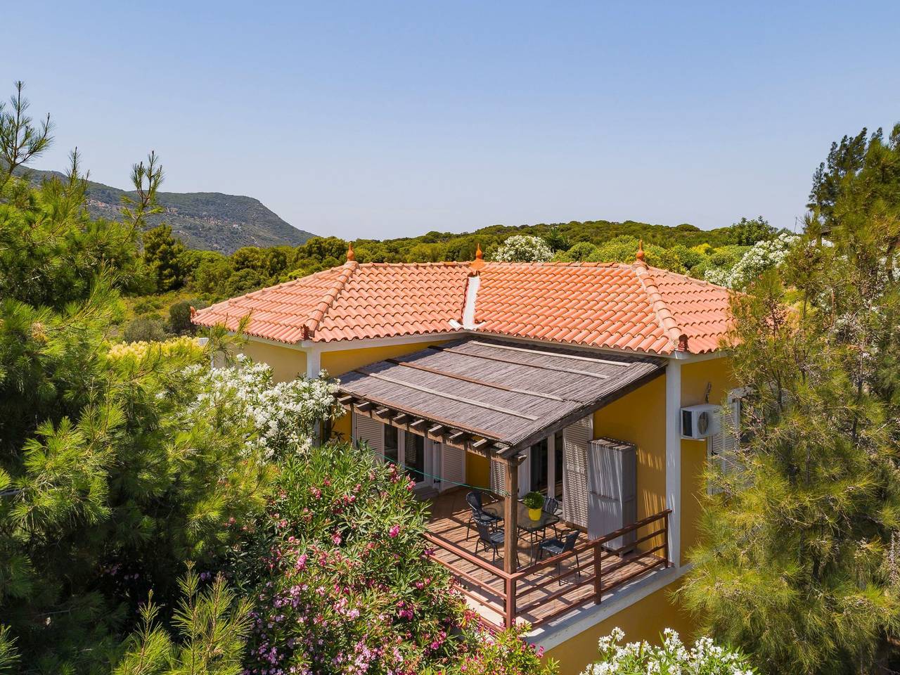 "Yellow Villa" in Samos