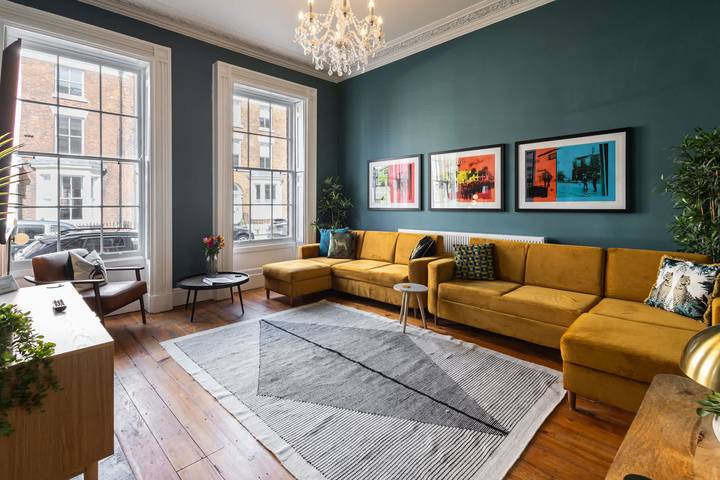 Vacation rental for 18 people, with hot tub, kid friendly in Liverpool