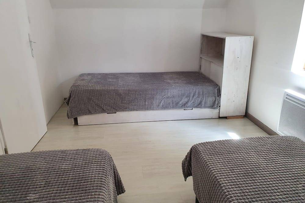 Comfortable 8-person house with shared heated pool between Sarlat and Cahors in Salviac, Lot