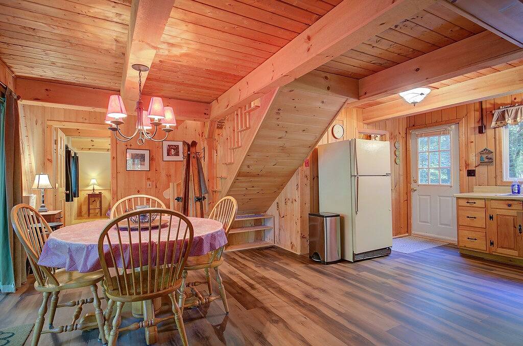 Cozy A-frame Cabin- Walk to Hills pond/Sunset lake- 20 mins to gunstock  in Alton (NH), Belknap County