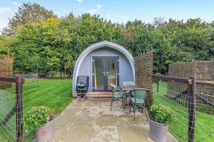 Glamping for 2 people, with garden, with pets in Leicestershire