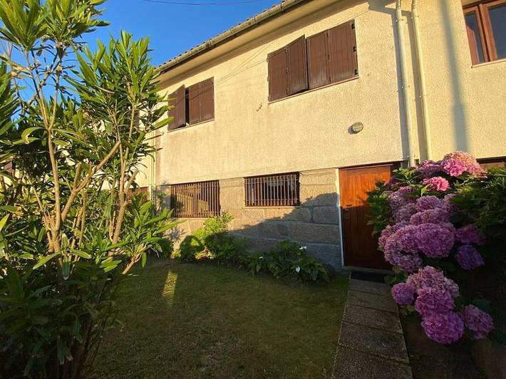 Gîte pour 10 personnes, avec jardin et vue dans Angeiras