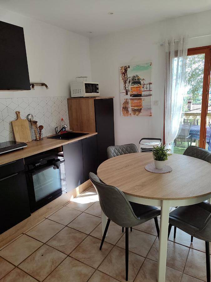 Appartement entier, One-Bedroom Apartment in Cuers, Côte méditerranéenne (France)