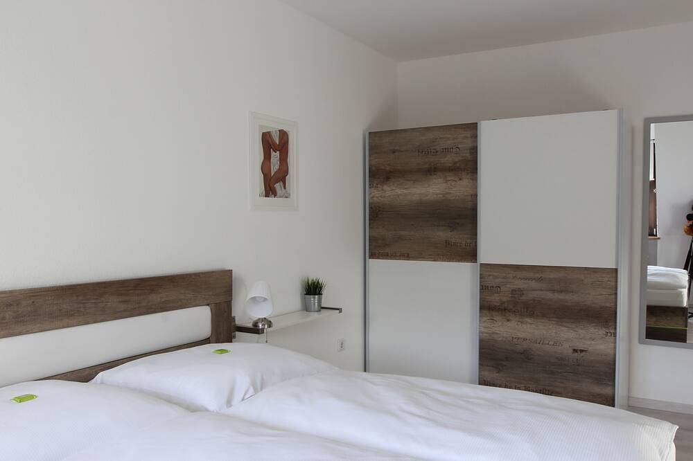 Appartement entier, Moderne-Location- 1 Anna Iff-Vue ville-Salle de bain privée in Würzburg, Région viticole de Franconie