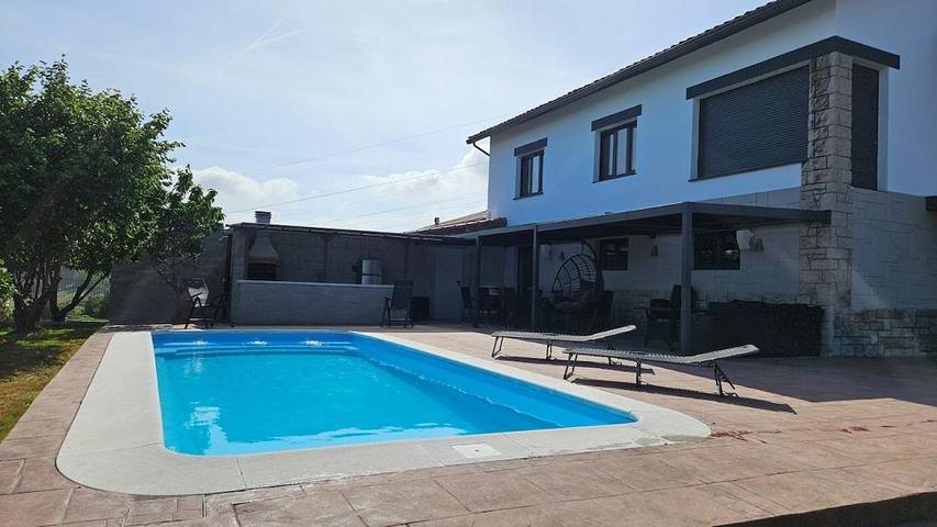 Chalet para 14 personas, con Jacuzzi y Terraza además de Jardín y Piscina en Asturias