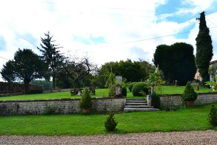 Location de vacances pour 2 personnes, avec terrasse ainsi que jardin et piscine à Montmoreau-Saint-Cybard - 4