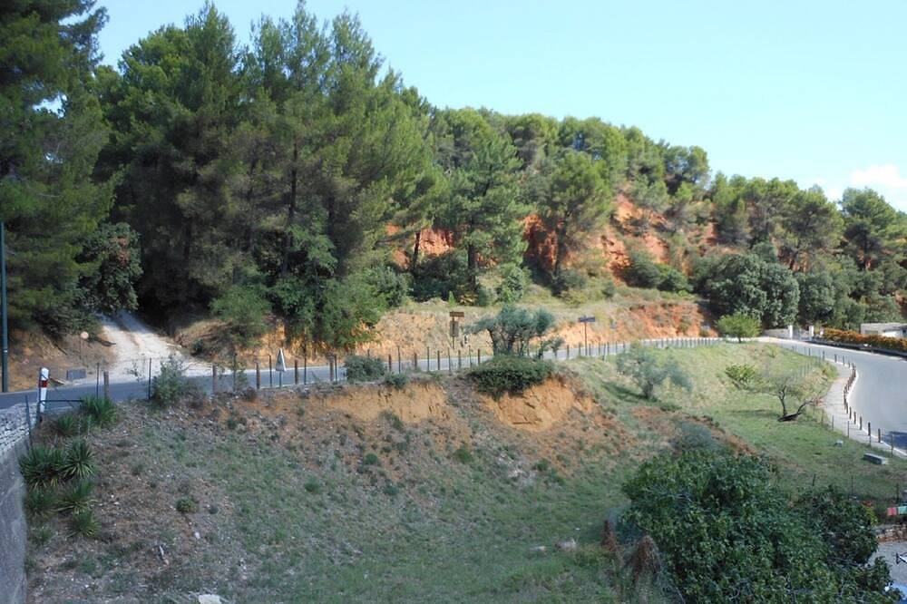 La Rousse de Roussillon in Roussillon, Parc naturel régional du Luberon