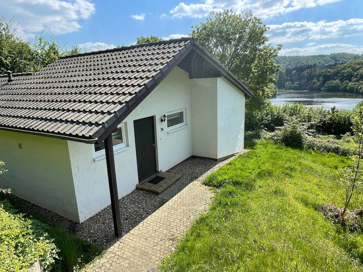 Ferienhaus für 5 Personen, mit Terrasse und Garten sowie Ausblick und Seeblick in der Eifel