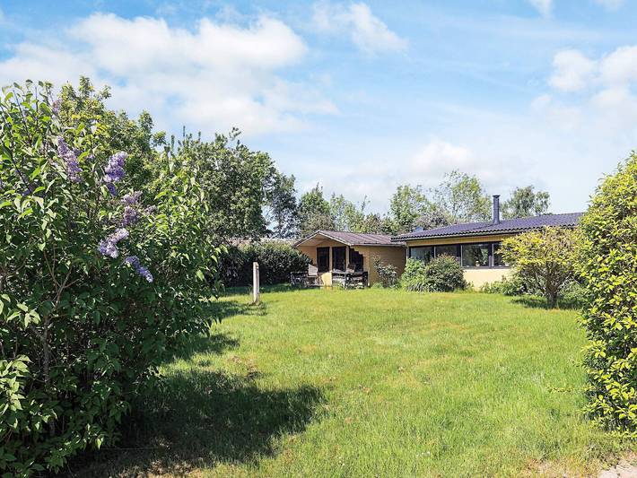 Ferieudlejning for 6 personer, med terrasse, børnevenlig i Bogø