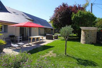 Gîte pour 10 personnes, avec jardin à Craon