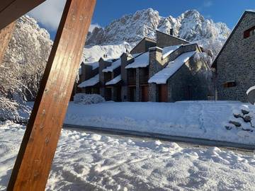 Location de vacances pour 9 personnes, avec piscine ainsi que vue et jardin, animaux acceptés dans Formigal