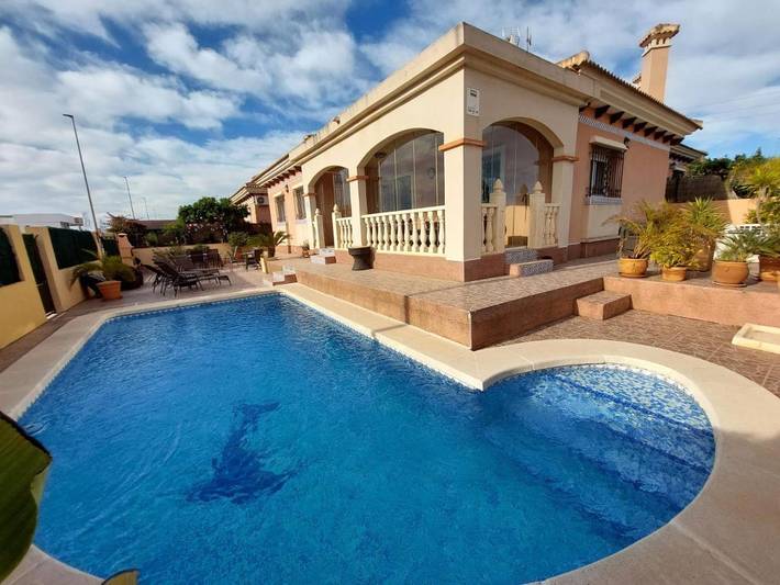 Villa voor 7 personen, with Balkon and Terras as well as Tuin and Zwembad in Los Montesinos