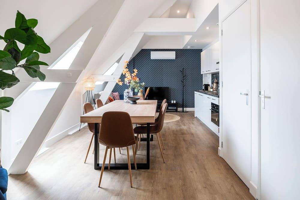Ganze Wohnung, Willkommen in unserer stilvollen 2-Zimmer-Wohnung im Zentrum von Tilburg, ideal für einen Besuch im Efteling oder im Safaripark Beekse Bergen. Diese moderne und günstige Selbstversorgerwohnung bietet Komfort, Bequemlichkeit und Nachhaltigkeit. in Tilburg, Nordbrabant