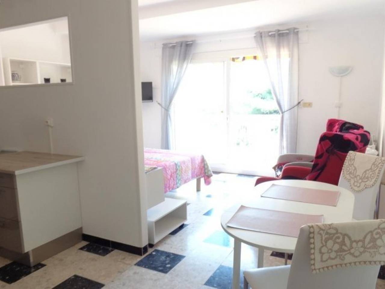 Ganzes Studio, Gemütliche F1-Wohnung mit Terrasse, Garage und Aufzug - Zentrumsnah in Amélie-les-Bains in Montbolo, Céret und Umgebung