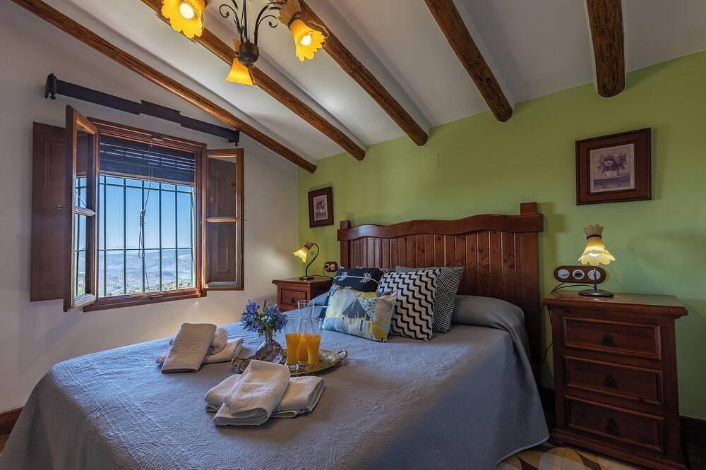 Casa de campo, gran piscina, buenas vistas a Iznajar y a la montaña, jacuzzi opc in Rute, Sierras Subbéticas