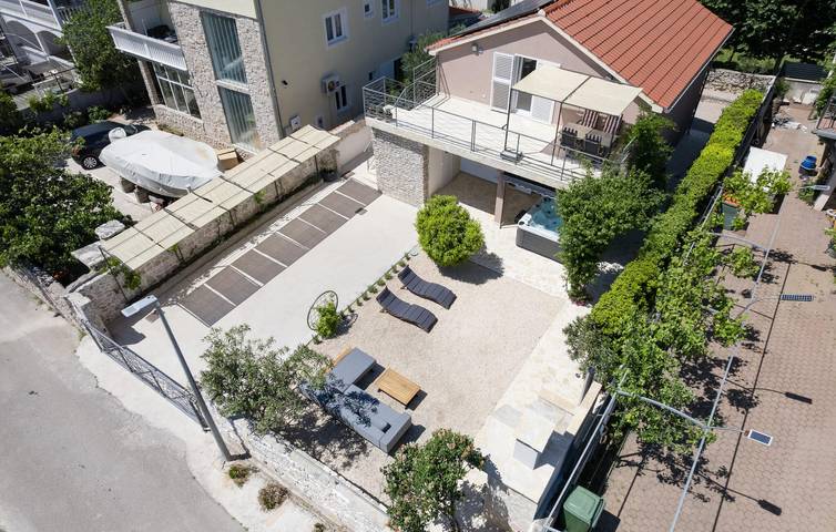 Gemütliche Ferienwohnung mit Terrasse, WLAN und 900 m zum Strand in Tribunj, Šibenik-Knin