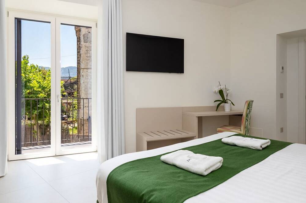 💎 Blu Sky Luxury Palace – Green Apartment: Luxury Retreat with In-Room Jacuzzi & Town View 🌿🛁 in Meta, Sorrento Coast