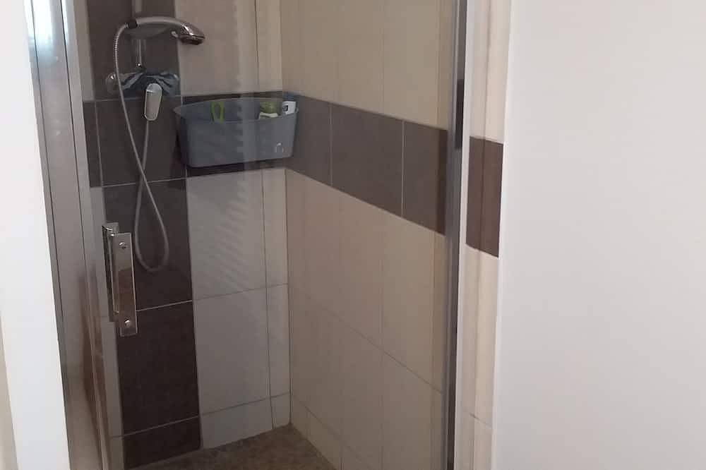 Nice, quiet house with swimming pool and air conditioning in Orange, Vaucluse