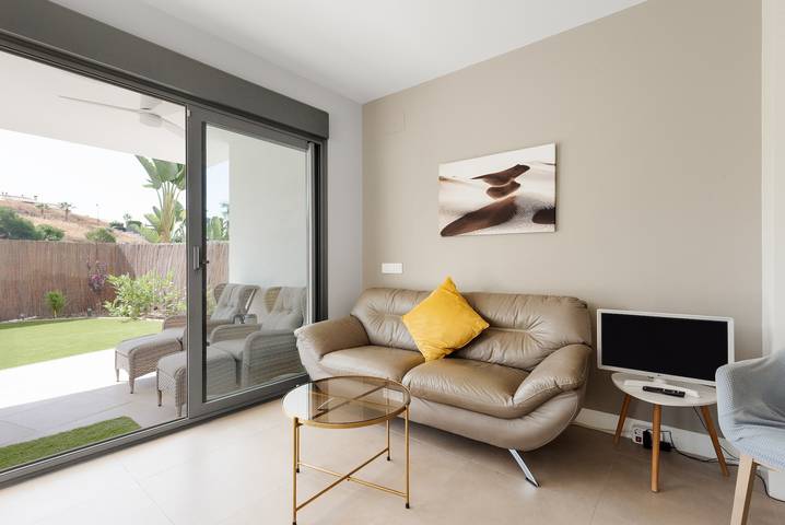 Entire apartment, Apartment "Baviera Hills 1A" with Garden, Shared Pool and Wi-Fi in Caleta de Vélez, Vélez-Málaga