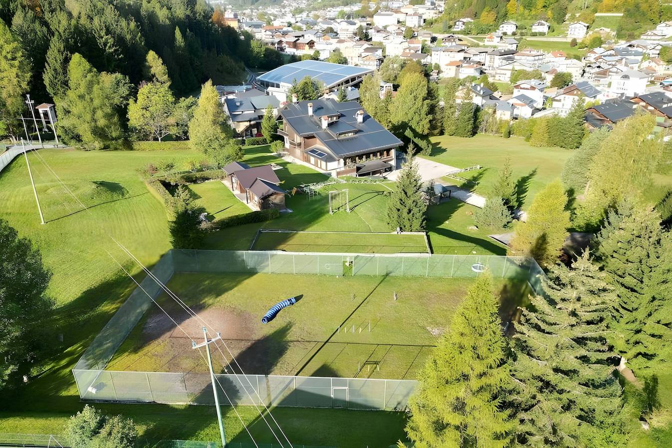 Haustierfreundliche Berghütte mit Teich und Garten in Pieve di Cadore in den Dolomiten in Pieve di Cadore, Östliche Dolomiten