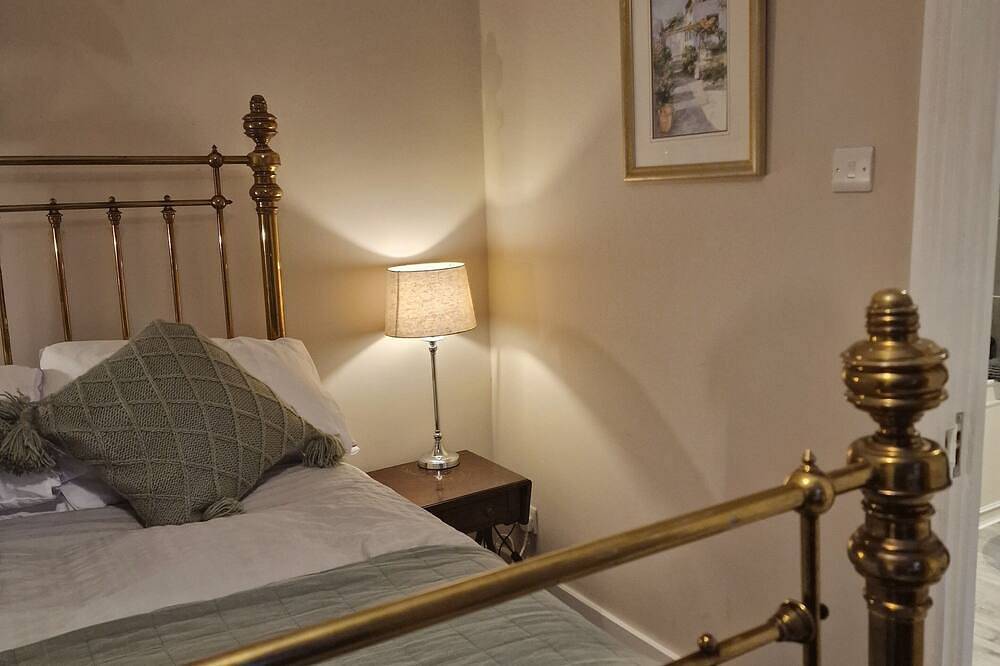 Upscale Double Room with private bathroom 300 yards from Earlsfied Station in Wandsworth, London