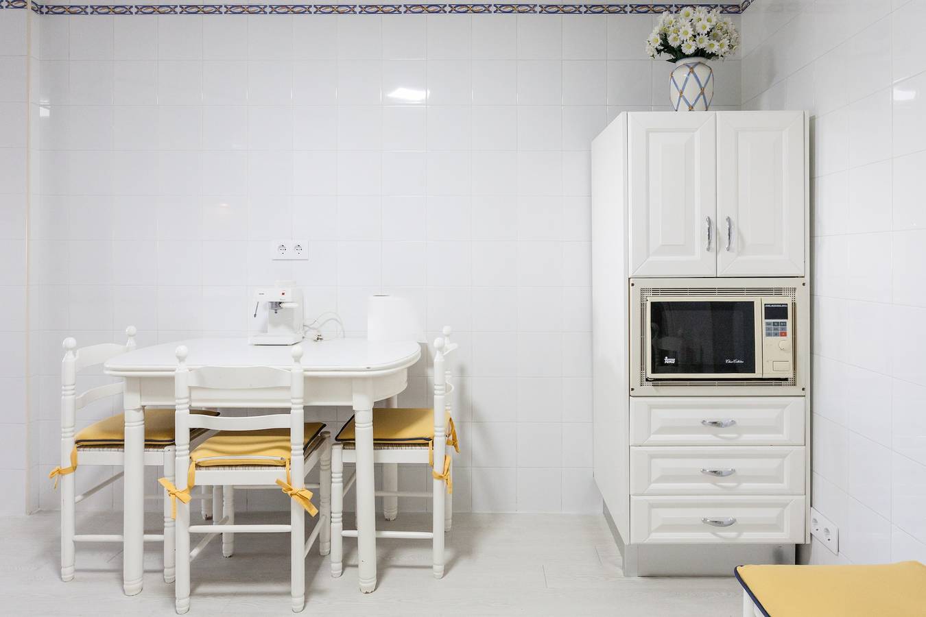 Ganze Wohnung, Ferienwohnung 'Amicorum Parking' mit privater Terrasse, Wi-Fi und Klimaanlage in La Buhaira, Sevilla
