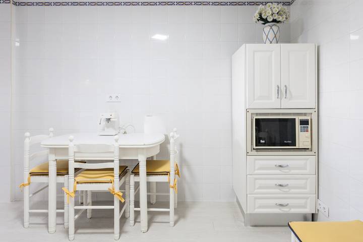Apartamento entero, Apartamento 'Amicorum Parking' con terraza privada, Wi-Fi y aire acondicionado in La Buhaira, Sevilla