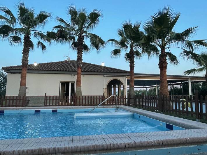 Casa de vacaciones para 8 personas, con Terraza y Jardín además de Piscina y Vistas en Utrera