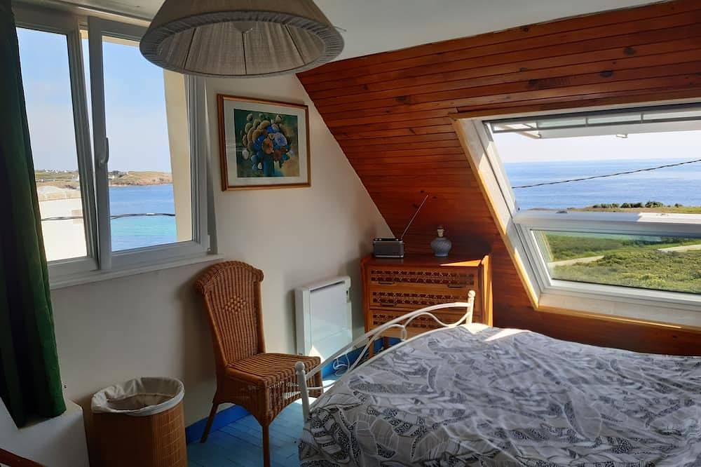 Brittany House with superb sea views, parking available. Pets welcome. in Plogoff, Iroise