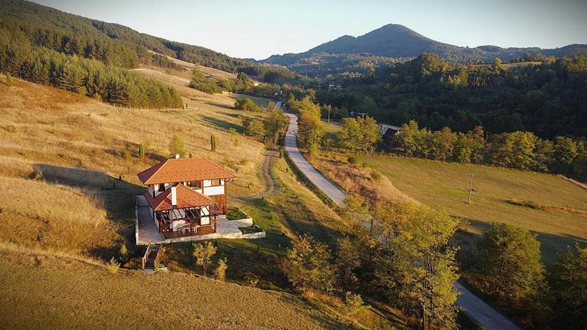 Location de vacances pour 4 personnes, avec vue ainsi que piscine et jardin à Kosjerić - 3