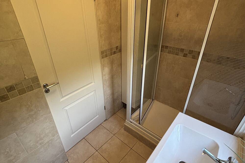 Ganze Wohnung, Ideally Located-Komfort-Apartment-Eigenes Badezimmer-Gartenblick in Crawley, West Sussex