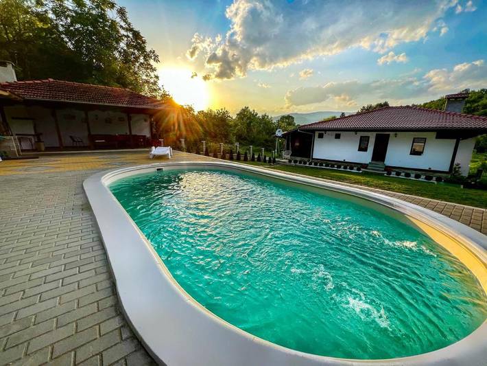 Casa rural para 12 personas, con jardín además de piscina y vistas en Bulgaria