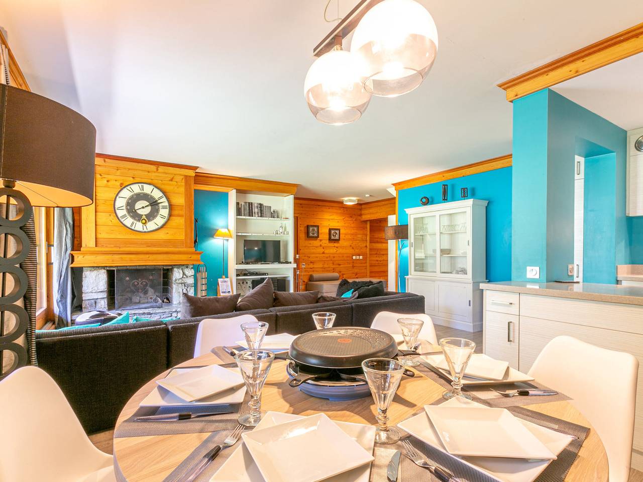 Geheel appartement, Elegant and Bright High-End Apartment with South-Facing Terrace in Central Val-d'Isère near the Slopes in Val-d'Isère, Massif de la Vanoise