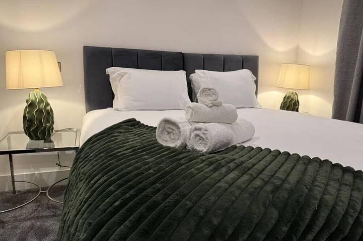 Large Luxury 5Bdr Home - 2.5 Bath & Free Parking in Hertfordshire