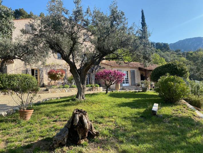 Gîte pour 10 personnes, avec piscine, adapté aux familles à Bargemon