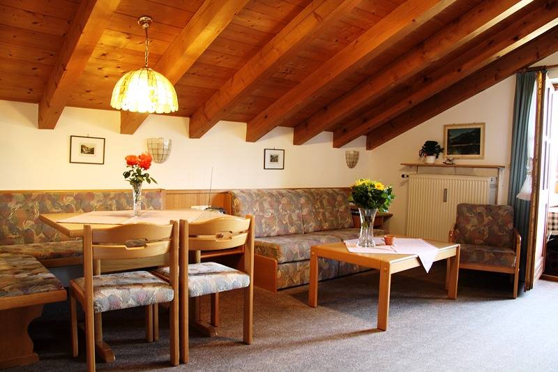 Ganze Ferienwohnung, Haus am Maibaum - Zwei-Raum Ferienwohnung Hausberg, 70 qm, Küche, Bad und Balkon in Reit im Winkl, Bayerische Alpen