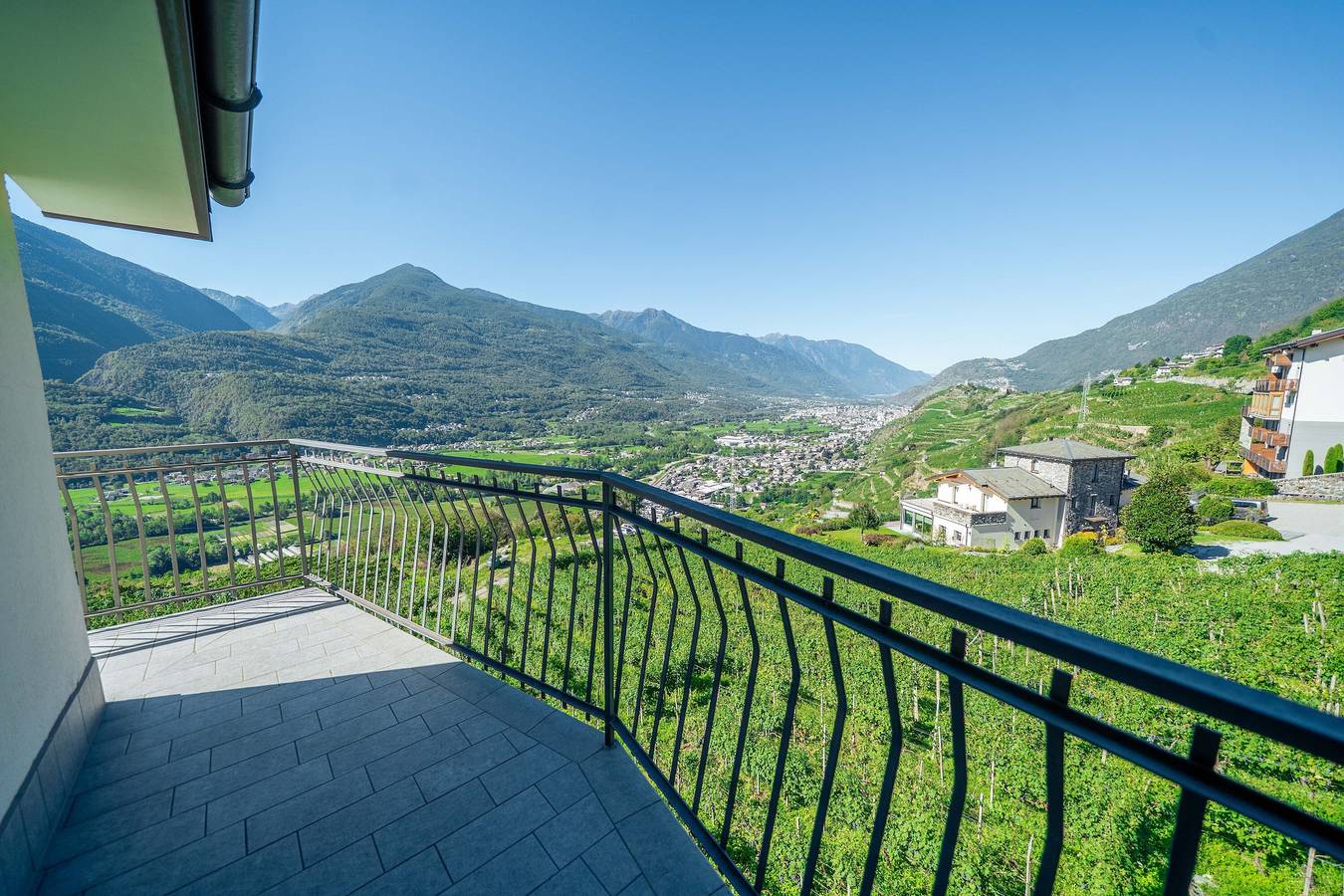 Hel lejlighed, Tra Vigne e Vette · 2 bedrooms, vineyard views in Poggiridenti, Bernina Alperne