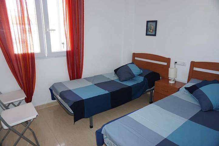 Apartamento inteiro, Bungalow 6 pessoas, piscina comum, a 400 metros da praia, vários terraços in El Verger, Costa Blanca