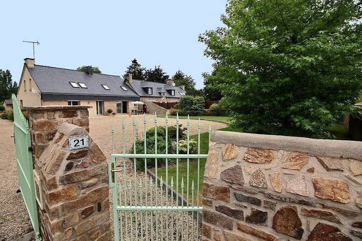 Gîte pour 4 personnes, avec jardin et terrasse à Goudelin