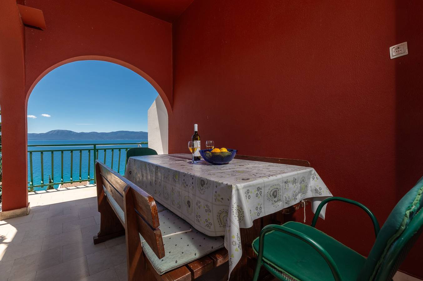 Ganze Wohnung, 2-Zimmer-Ferienwohnung mit Terrasse und Meerblick Brist, Makarska A-22463-c in Brist, Makarska Riviera