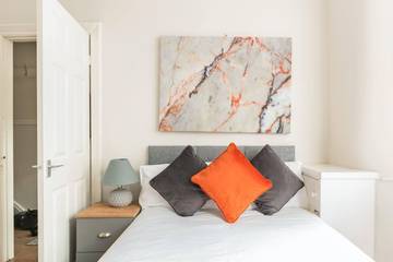 Vacation Rental for 8 Guests in Liverpool, Merseyside, Picture 4