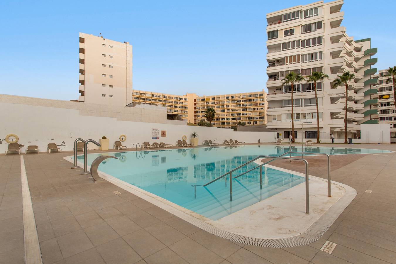 Geheel appartement, Vakantie 'Las Olas' met gedeeld zwembad, gedeeld terras en Wi-Fi in Maspalomas, San Bartolomé de Tirajana