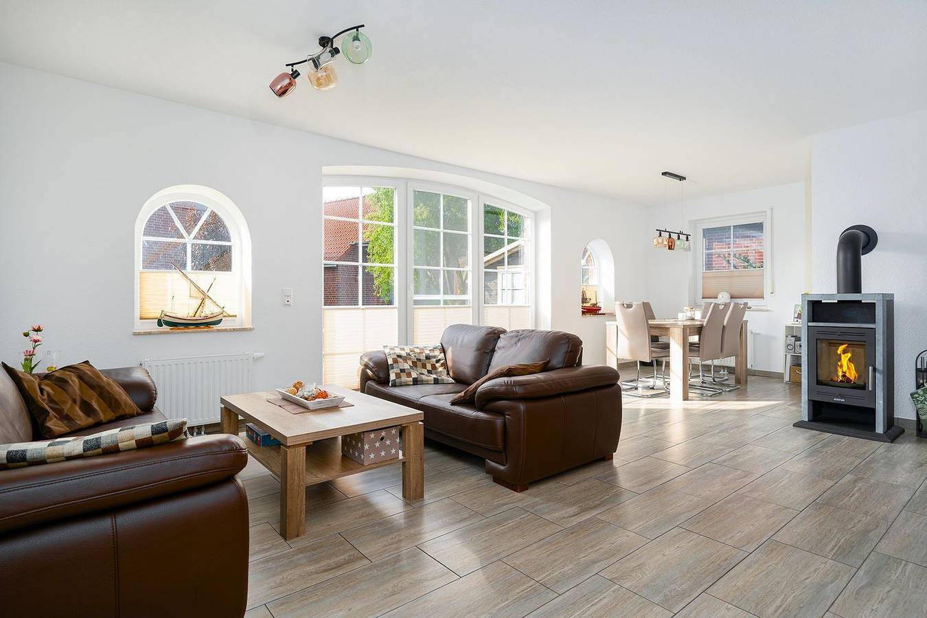 Schönes Ferienhaus (100qm) für 6 Personen mit Kamin, Garten und Wasserzugang in Krummhörn, Landkreis Aurich