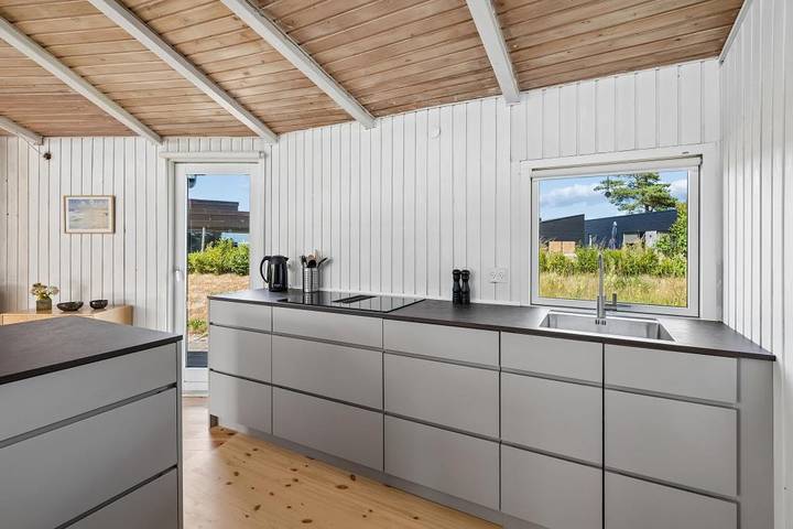 Geräumiges und gepflegtes Ferienhaus auf erhöhter Naturgrund mit schönem Blick über die Ebeltoft Bucht in Egsmark Strand, Süddjursland