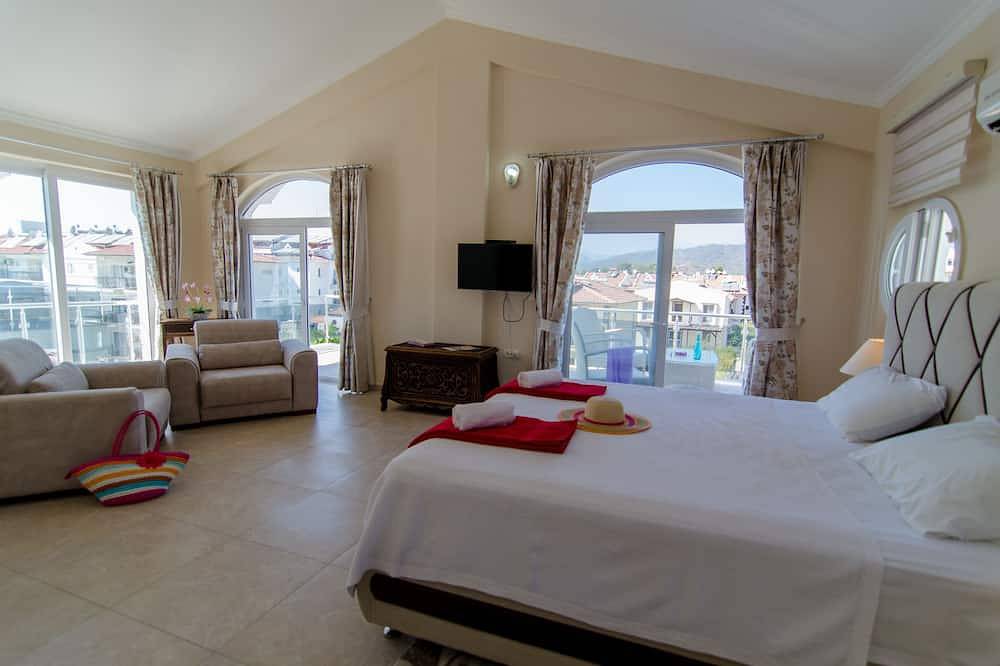 Heated pool, Pool Table, Table tennis. Walking distance to the beach. in Fethiye, Tyrkiske Ægæer